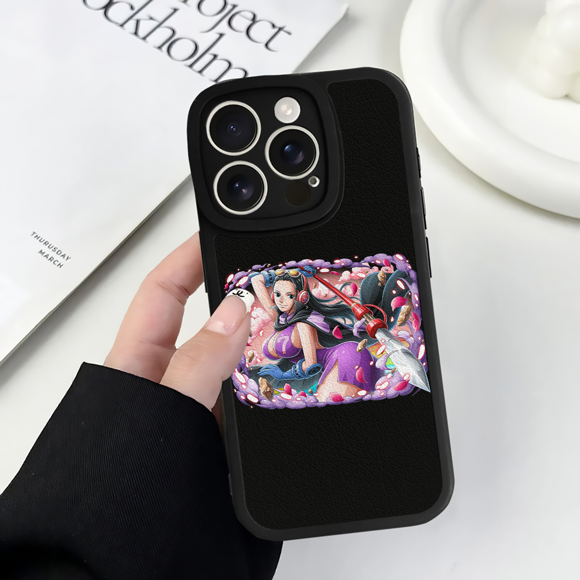 （画像用） ワンピース ニコ・ロビン ONE PIECE Nico Robin 【iPhone 16シリーズ対応】シリコンスマホケース（レザー調） 材質：シリコン